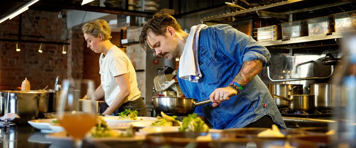 Kockar som lagar mat i ett restaurangkök